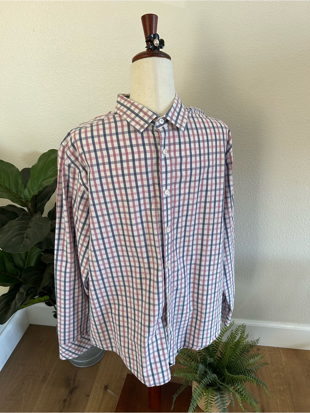 Men’s untuckit button down dress shirt